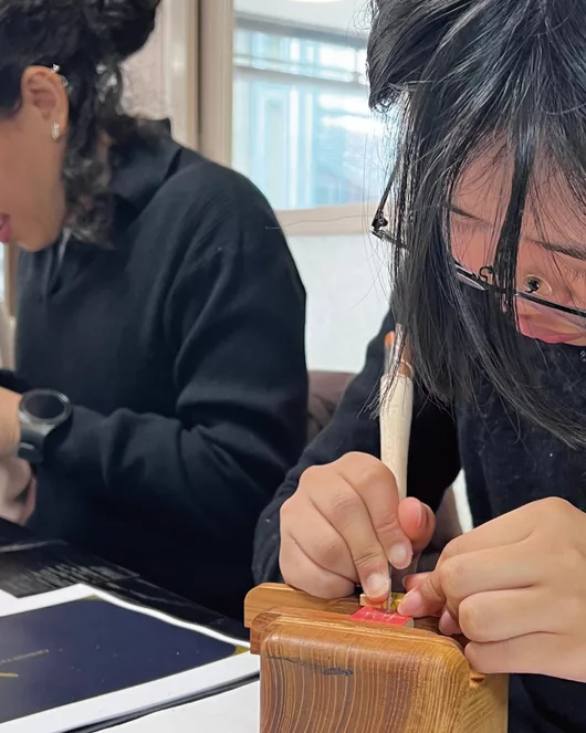 與京都匠人共同製作只屬於自己的日文姓名印章體驗＋茶與銅鑼燒